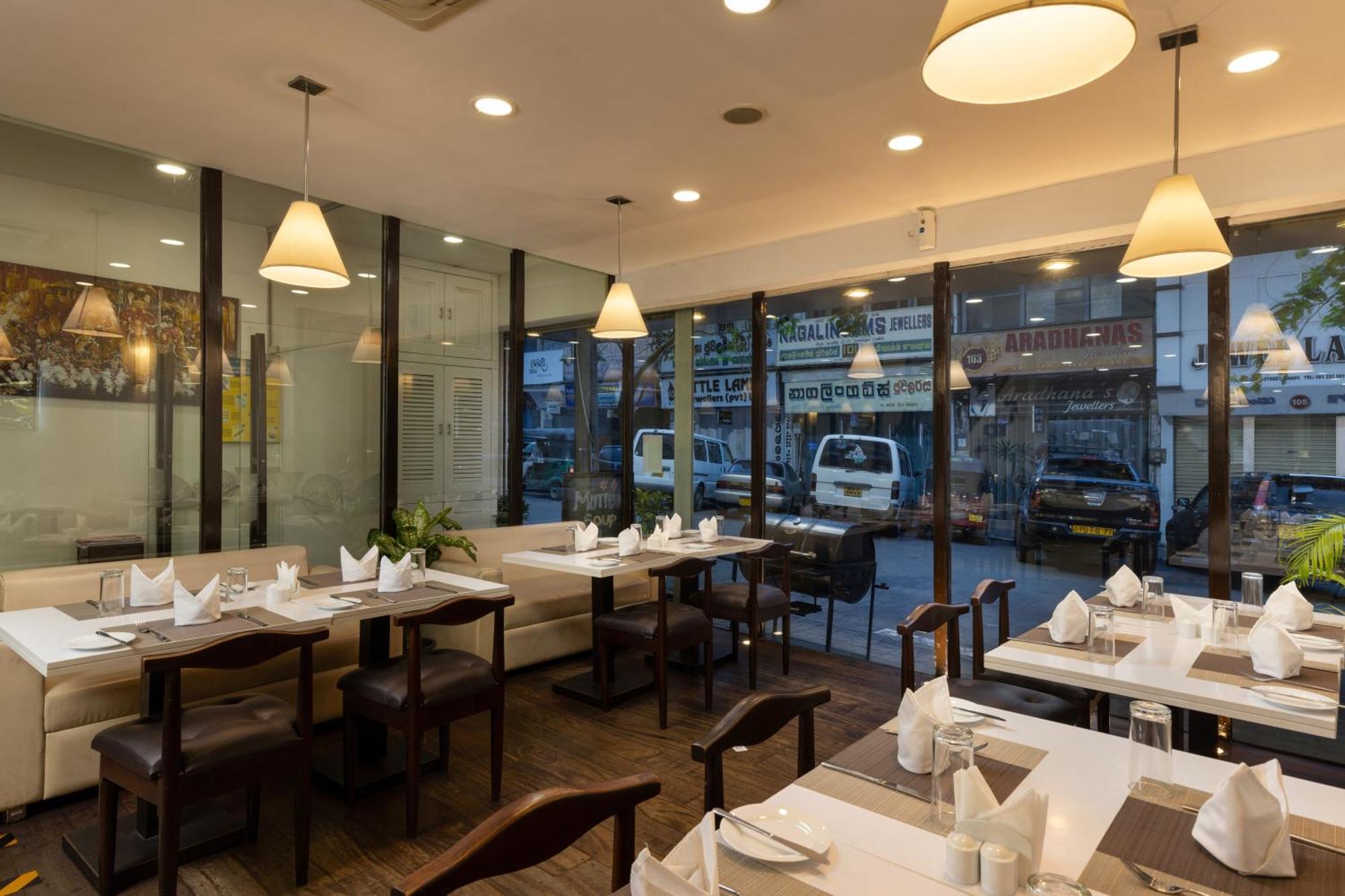Cafe Aroma Inn Kandy Bagian luar foto