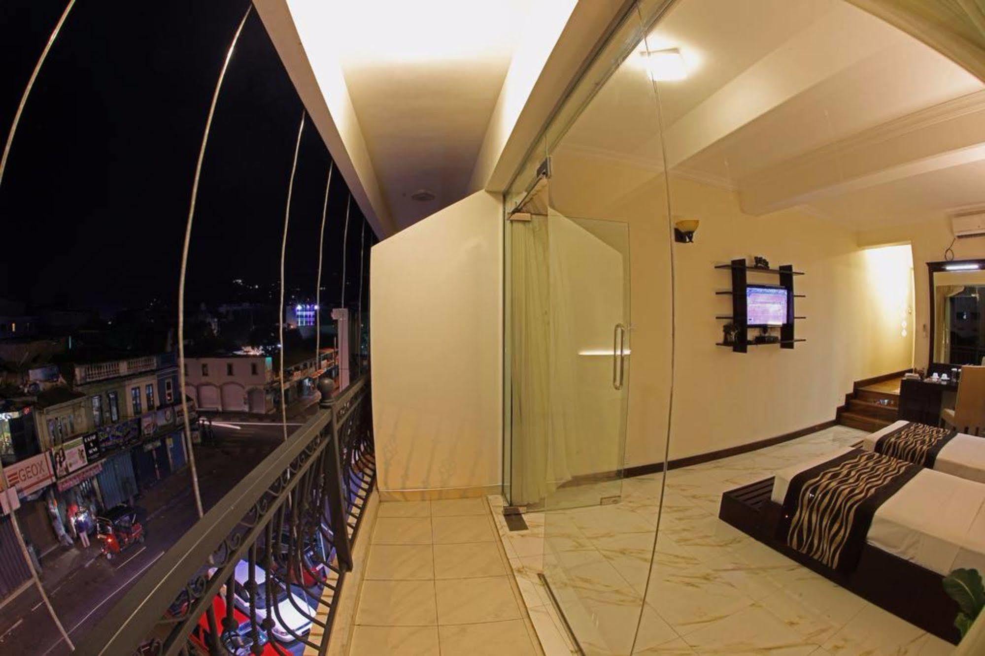 Cafe Aroma Inn Kandy Bagian luar foto