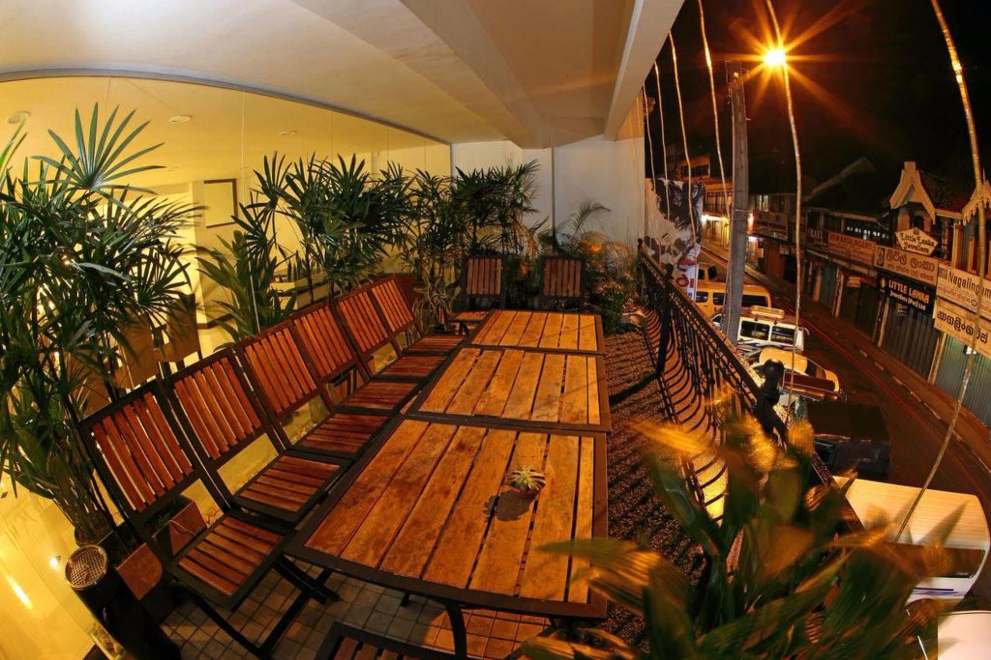Cafe Aroma Inn Kandy Bagian luar foto