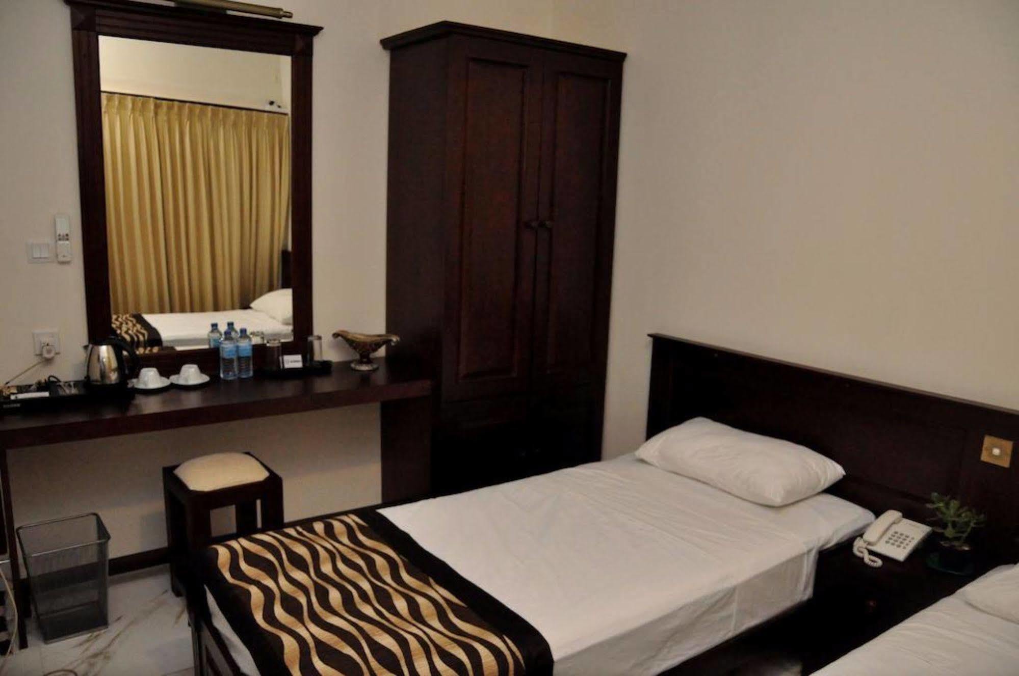 Cafe Aroma Inn Kandy Bagian luar foto